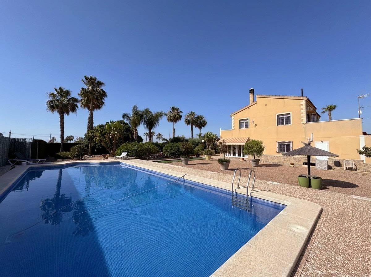 Espectacular chalet con piscina y árboles frutales en Elche!